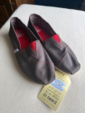 NWT Toms classic Slip-On Canvas Shoes “Audi Ash” color with Red Accents size 7.